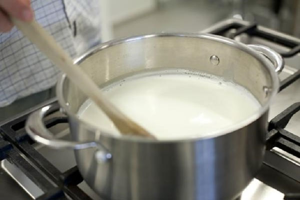 Đung nóng hỗn hợp sữa vừa pha bằng lửa nhỏ
