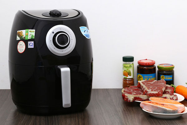 Sản phẩm nồi chiên không dầu Magic model A84 có gam màu đen hiện đại