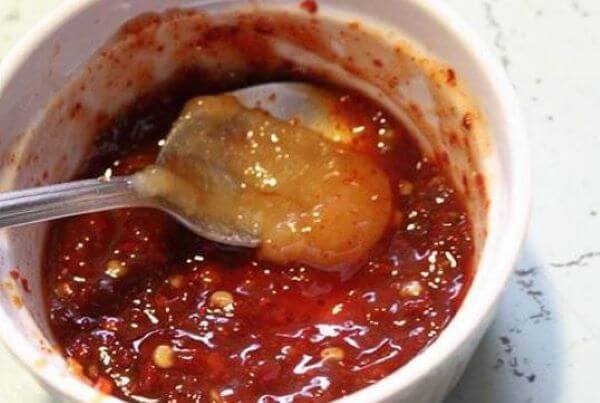 Pha nước sốt chân gà nướng mật ong